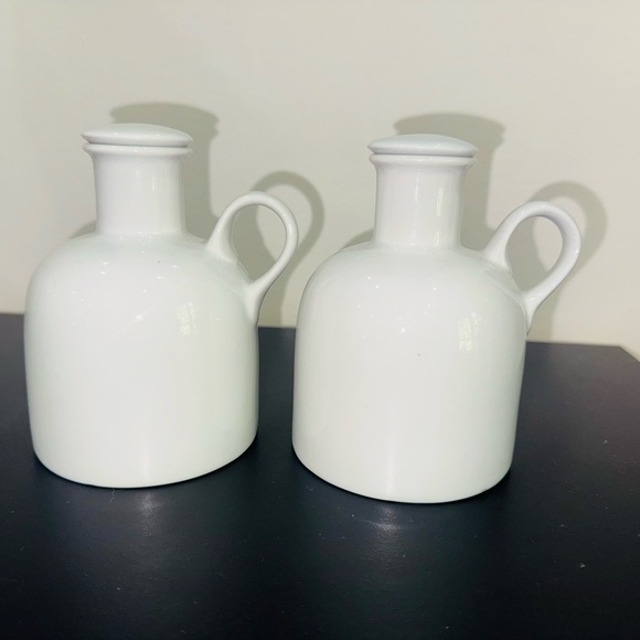 create and barrel Other - Crate and Barrel porcelain Oil & Vinegar Set  white